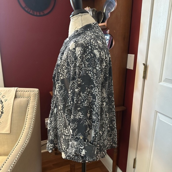 Ruby Rd. Monochrome Floral Tunic - Picture 8 of 12